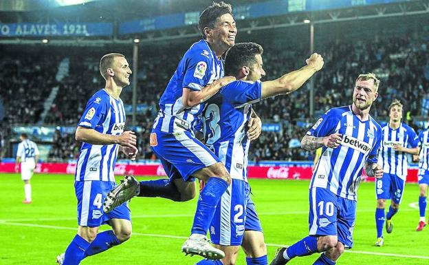 Inui, Guidetti y Ely felicitan a Jony por su gol ante el Valladolid, el segundo del partido. 