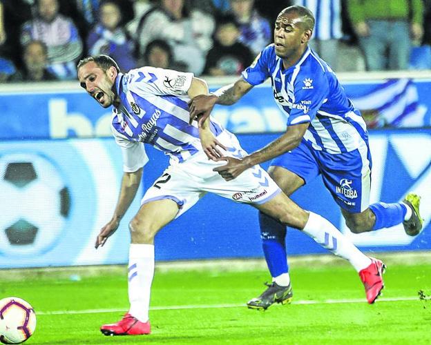 Diego Rolan presiona al blanquivioleta Nacho.