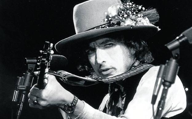 Como un trueno. Con la cara pintada en blanco, el Dylan de mediados de los 70 encabezaba el proyecto Rolling Thunder Review.