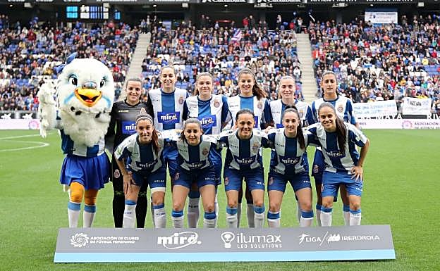 El once del conjunto catalán con la mascota del club perico. 
