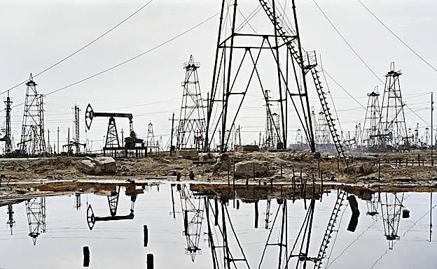 El crudo, en máximos del año, amenaza con restar 5.000 millones a la economía