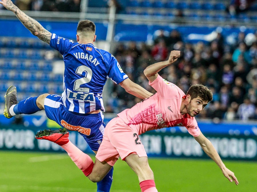 Fotos: Las mejores imágenes del Alavés - Barcelona