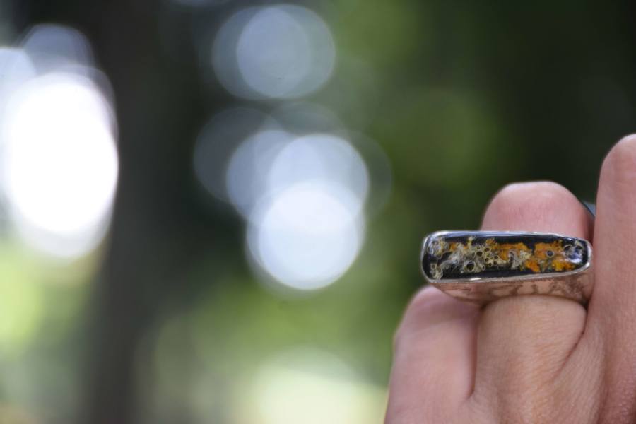 Kekelis Joyería & Alquimia es la firma de accesorios de Miren Begoña del Castillo, una bioquímica que aplica sus conocimientos científicos al diseño de piezas únicas en el barrio de San Francisco