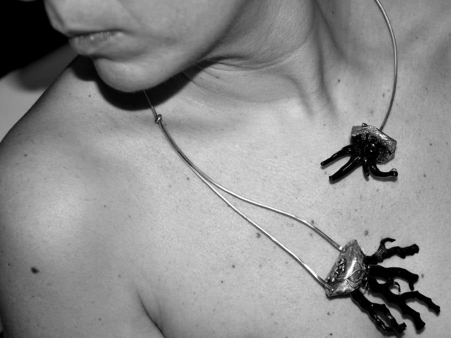 Kekelis Joyería & Alquimia es la firma de accesorios de Miren Begoña del Castillo, una bioquímica que aplica sus conocimientos científicos al diseño de piezas únicas en el barrio de San Francisco