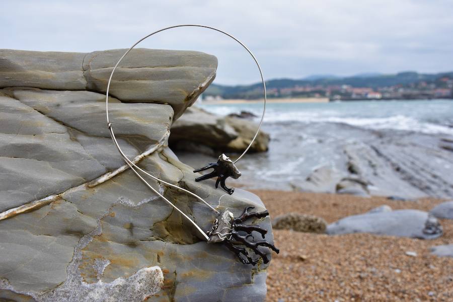 Kekelis Joyería & Alquimia es la firma de accesorios de Miren Begoña del Castillo, una bioquímica que aplica sus conocimientos científicos al diseño de piezas únicas en el barrio de San Francisco