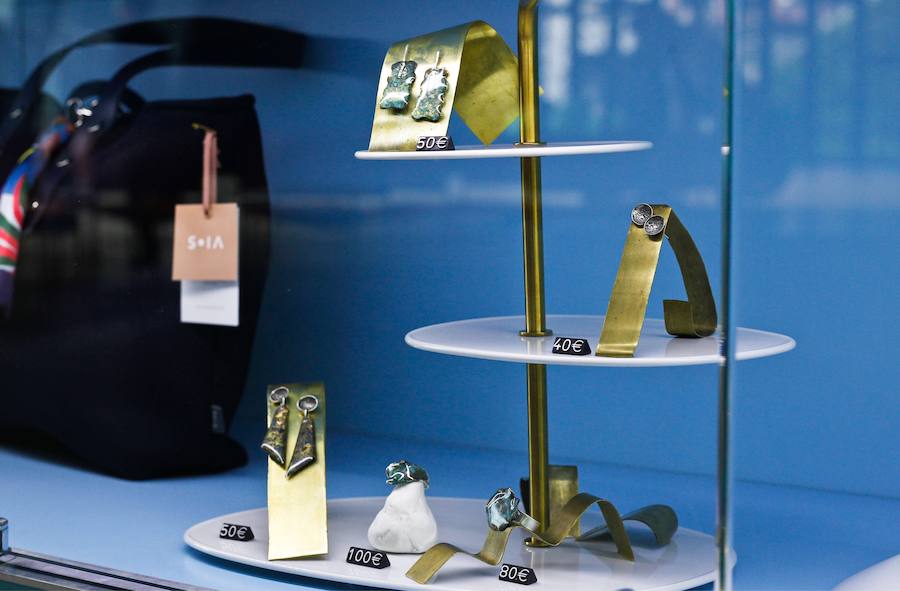 Kekelis Joyería & Alquimia es la firma de accesorios de Miren Begoña del Castillo, una bioquímica que aplica sus conocimientos científicos al diseño de piezas únicas en el barrio de San Francisco