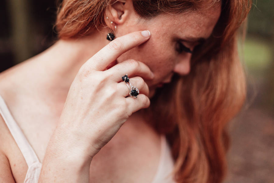 Kekelis Joyería & Alquimia es la firma de accesorios de Miren Begoña del Castillo, una bioquímica que aplica sus conocimientos científicos al diseño de piezas únicas en el barrio de San Francisco