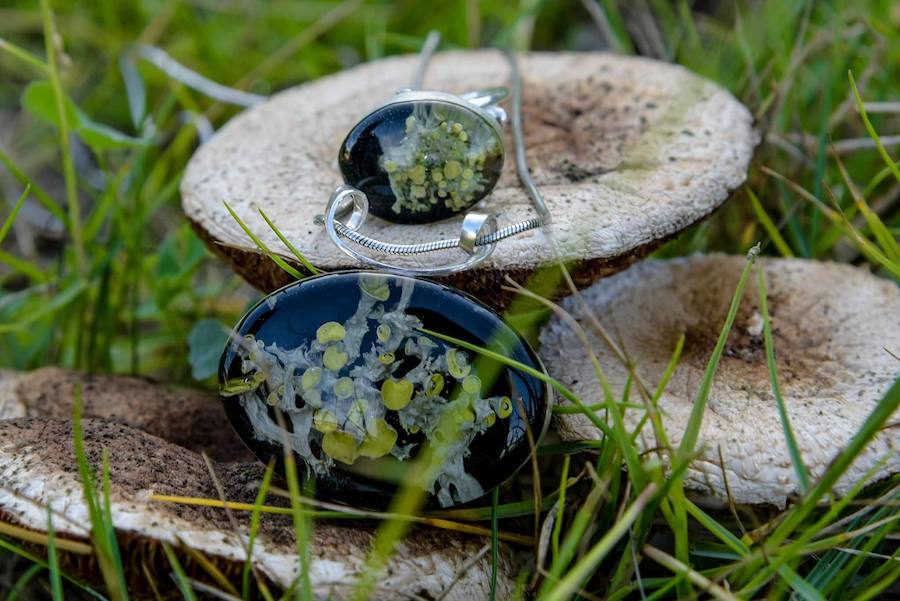 Kekelis Joyería & Alquimia es la firma de accesorios de Miren Begoña del Castillo, una bioquímica que aplica sus conocimientos científicos al diseño de piezas únicas en el barrio de San Francisco