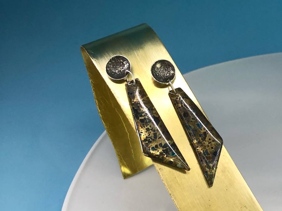 Kekelis Joyería & Alquimia es la firma de accesorios de Miren Begoña del Castillo, una bioquímica que aplica sus conocimientos científicos al diseño de piezas únicas en el barrio de San Francisco