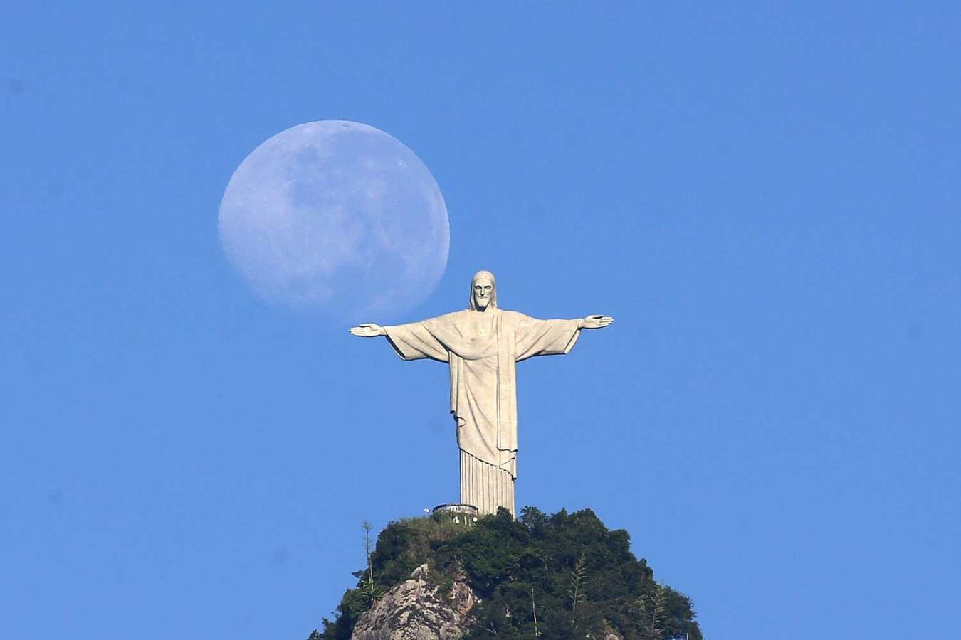 Vista de la luna sobre el Cristo Redentor, en Río de Janeiro (Brasil).