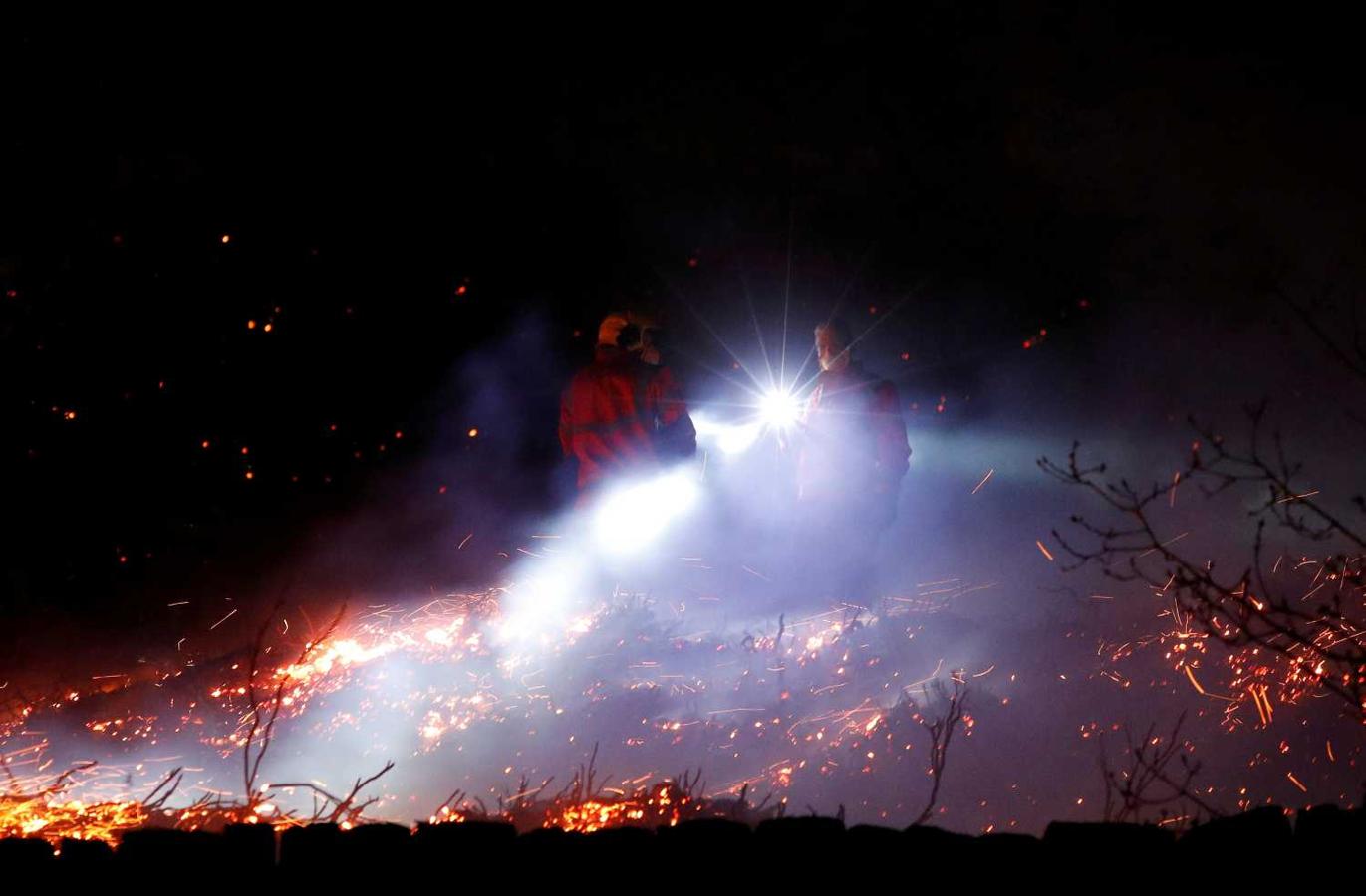 Bomberos sofocando un incendio forestal en Uppermill, Inglaterra