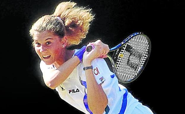 Monica Seles ejecuta su característico golpe a dos manos.