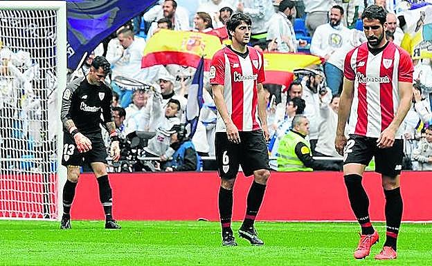Iago, San José, Raúl García y Yeray, cabizbajos tras encajar uno de los goles del Real Madrid.