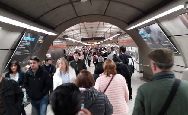 Colas en la estación de Indautxu.