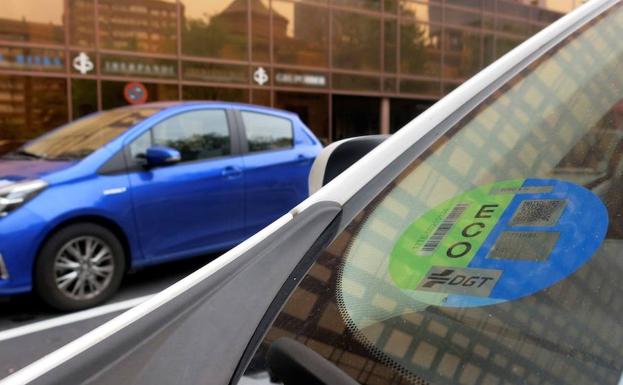 Un coche, con la pegatina ambiental.