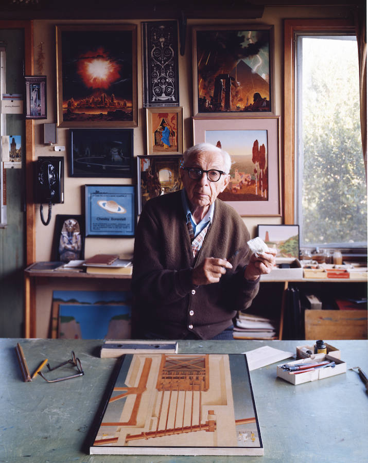 Chesley Bonestell, en el estudio de su casa de Carmel a principios de los años 80.