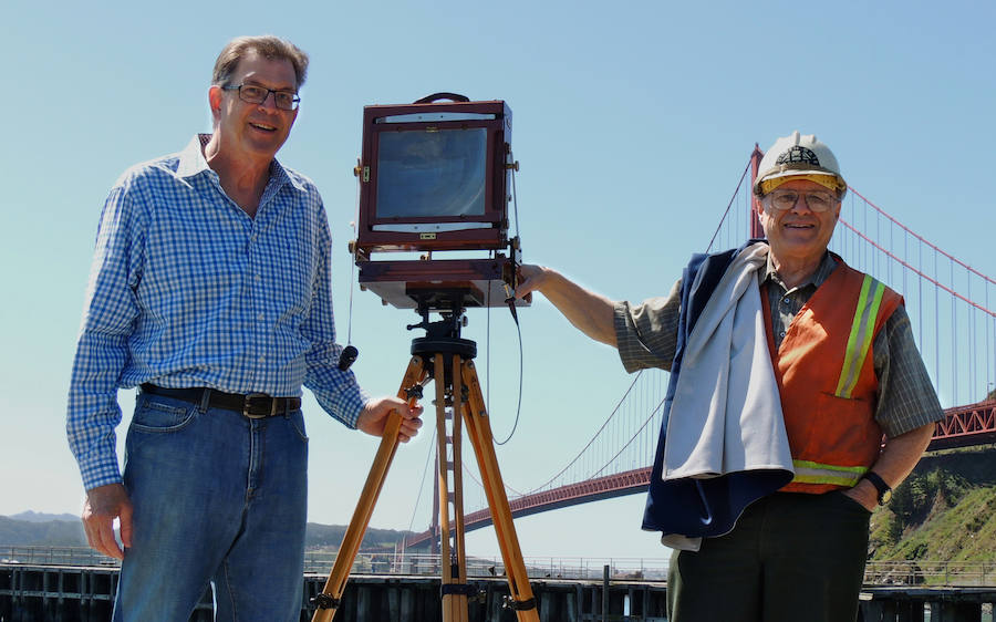 El director Douglass M. Stewart Jr. con Robert E. David, fotógrafo del puente Golden Gate, en un momento del rodaje.