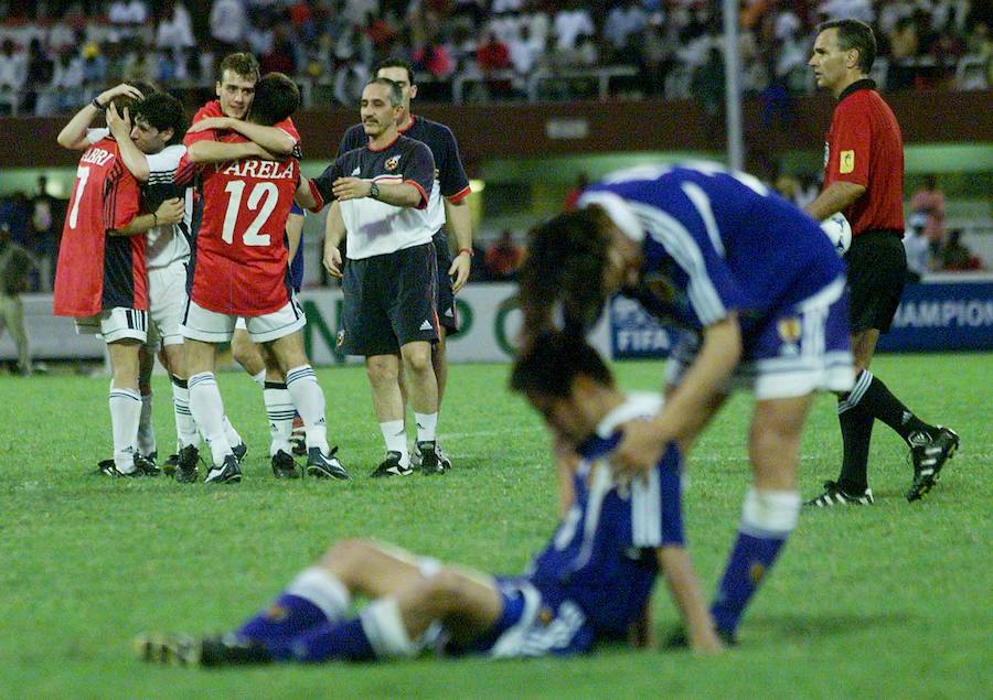 Campeonato Mundial de fútbol sub 20. España se impone a Japón en la final. En primer término, futbolistas japoneses abatidos tras la derrota. Al fondo, los españoles celebran el triunfo.