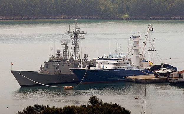 El Alakrana, protegido por un buque de la Armada.