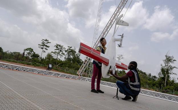 Unos trabajadores cargan un dron Zipline con vacunas.