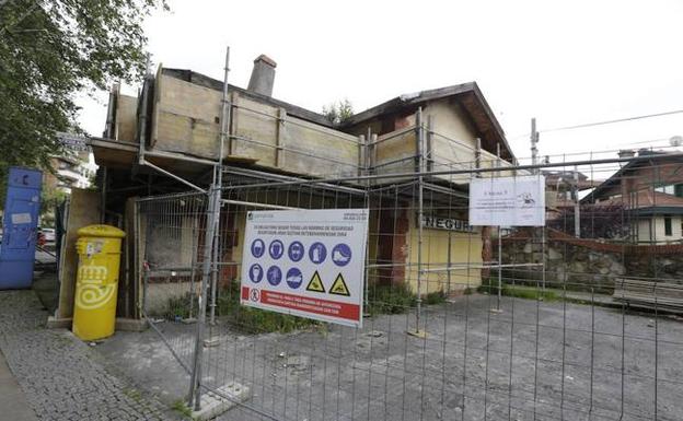 El edificio lleva casi un año apuntalado a la espera de una decisión. 