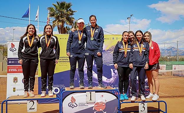 June y Zuriñe a la izquierda en el podio tras lograr la medalla de plata.