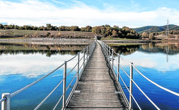 La unión a tierra de la pasarela flotante donde se realizará la obra fue construida hace veinte años.