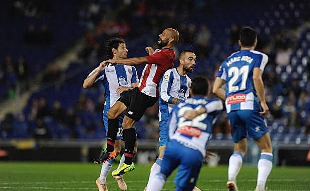 Mikel Rico pelea por un balón entre dos jugadores del Espanyol. 