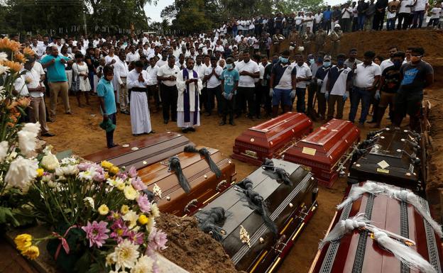 Funeral de algunas de las víctimas de los atentados terroristas perpetrados en Sri Lanka.
