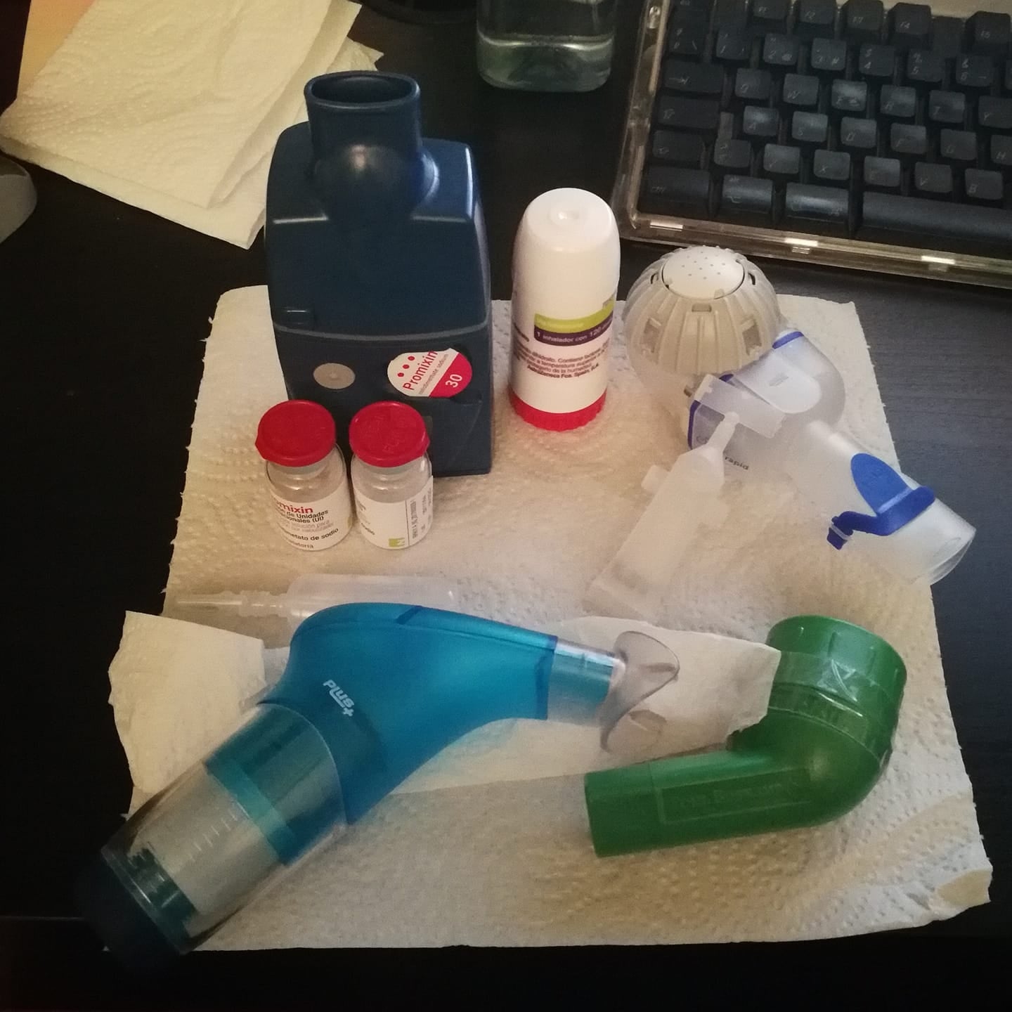 Aparatos inspiratorios y expiratorios con sus tratamientos, que Jonatan usa dos veces al día