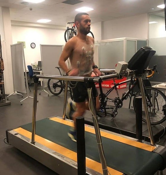 El joven realiza dos sesiones de entrenamiento diarias a las que hay que sumar las horas de tratamiento