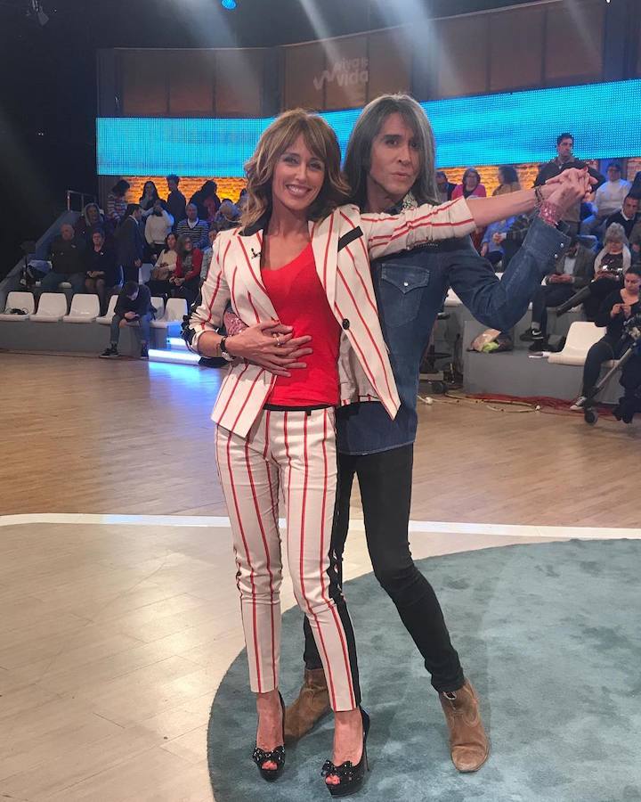 La presentadora vasca recurre a estilismos cómodos y versátiles en sus momentos relajados. Los vaqueros, las camisetas básicas y las 'biker' ocupan un lugar destacado en su armario, donde tampoco faltan los chubasqueros y las botas para los días de lluvia