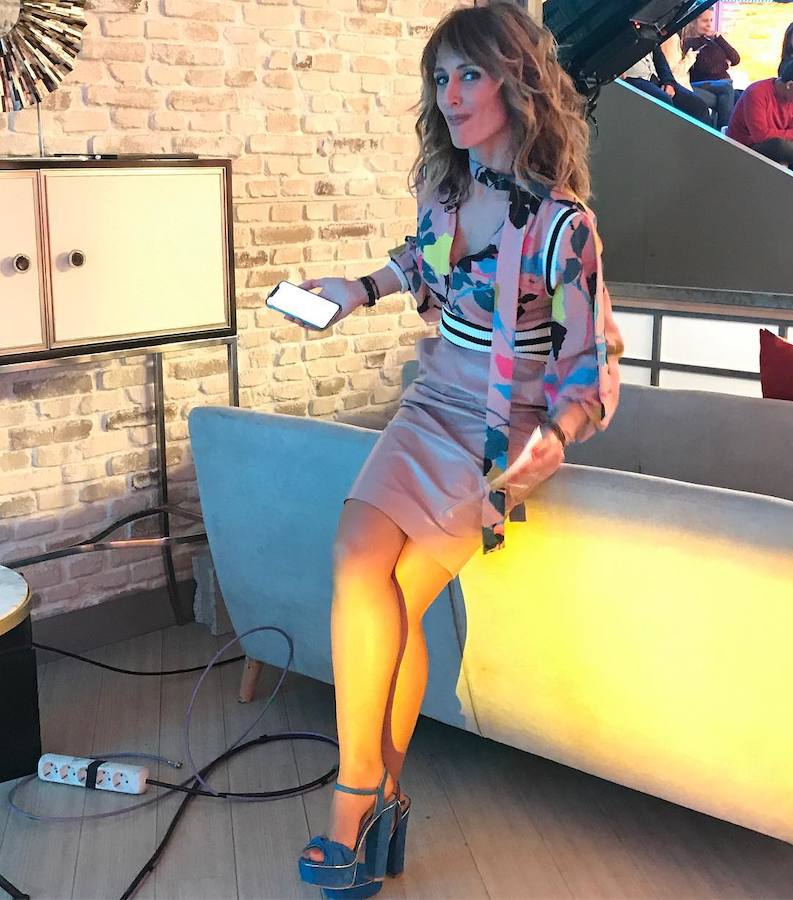 La presentadora vasca recurre a estilismos cómodos y versátiles en sus momentos relajados. Los vaqueros, las camisetas básicas y las 'biker' ocupan un lugar destacado en su armario, donde tampoco faltan los chubasqueros y las botas para los días de lluvia