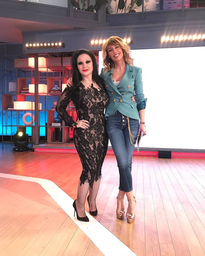 La presentadora vasca recurre a estilismos cómodos y versátiles en sus momentos relajados. Los vaqueros, las camisetas básicas y las 'biker' ocupan un lugar destacado en su armario, donde tampoco faltan los chubasqueros y las botas para los días de lluvia