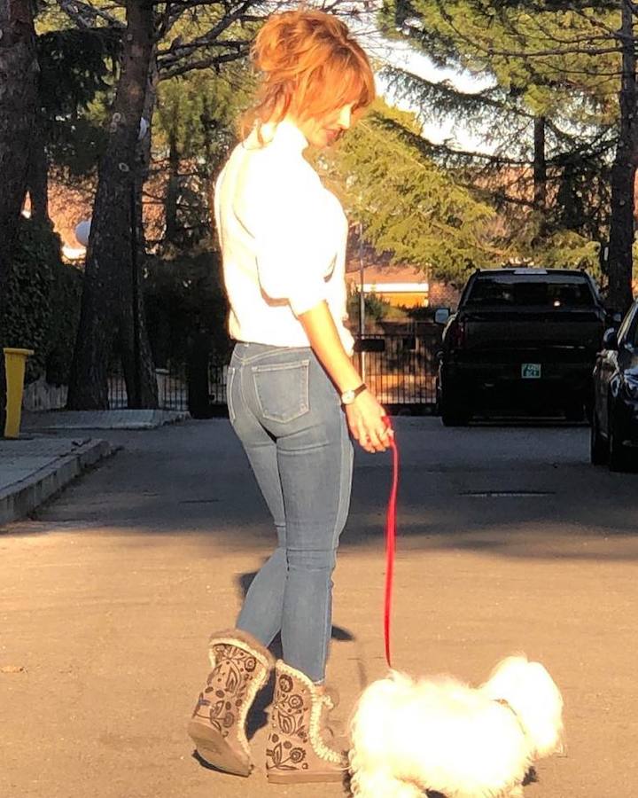 La presentadora vasca recurre a estilismos cómodos y versátiles en sus momentos relajados. Los vaqueros, las camisetas básicas y las 'biker' ocupan un lugar destacado en su armario, donde tampoco faltan los chubasqueros y las botas para los días de lluvia