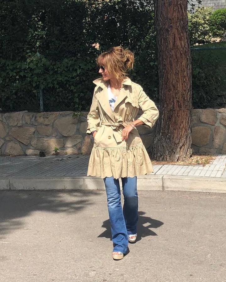 La presentadora vasca recurre a estilismos cómodos y versátiles en sus momentos relajados. Los vaqueros, las camisetas básicas y las 'biker' ocupan un lugar destacado en su armario, donde tampoco faltan los chubasqueros y las botas para los días de lluvia