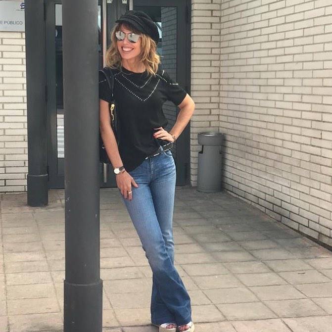 La presentadora vasca recurre a estilismos cómodos y versátiles en sus momentos relajados. Los vaqueros, las camisetas básicas y las 'biker' ocupan un lugar destacado en su armario, donde tampoco faltan los chubasqueros y las botas para los días de lluvia