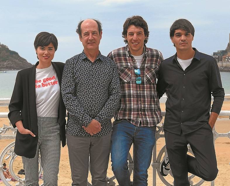 Loreto Mauleón, Mikel Laskurain, Jon Olivares y Eneko Sagardoy interpretan al marido y los hijos de Miren.