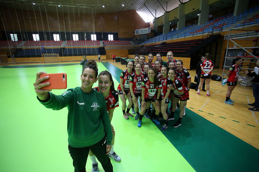 La portera Maddi Aalla se hace un selfie con sus compañeras de equipo.