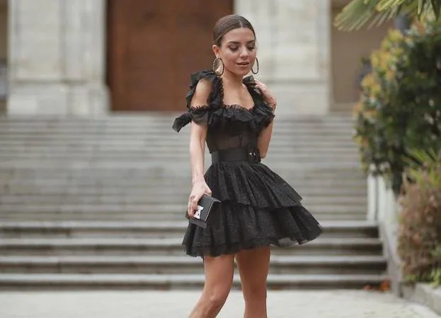 La influencer Paula Ordovás ha elegido para su look de invitada el vestido 'Rain' de Guts & Love 