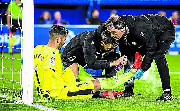 Los servicios médicos albiazules atienden a Fernando Pacheco tras el esguince que sufrió en el partido ante el Barcelona.