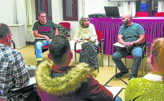 La eibarresa Hajar Samadi, en el centro, junto con dos agentes de la Ertzaintza en una aula permanente.