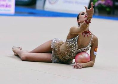 Imagen secundaria 1 - Arriba, Yulia Kutlaeva. Sobre estas líneas Polina Khonina y la vitoriana Saioa Lamas. 