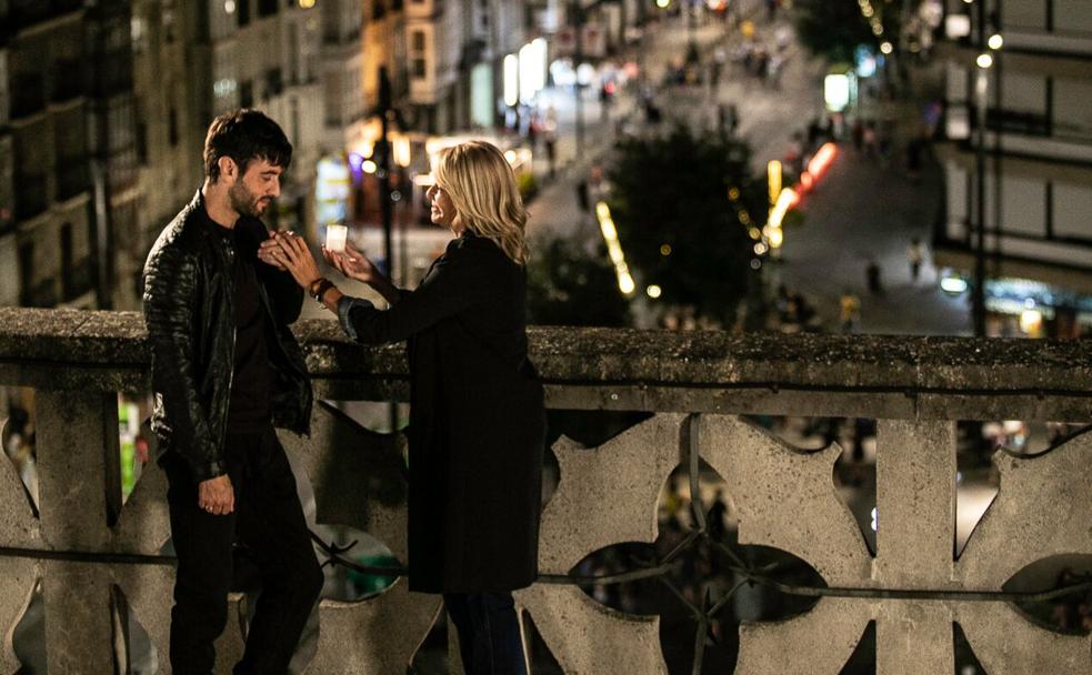 Javier Rey y Belén Rueda, protagonistas de 'El Silencio de la Ciudad Blanca', en la terraza de la Catedral Nueva.