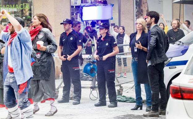 Belén Rueda y Javier Rey, en una escena que recreó el extinto 'día del guarro' de las fiestas de La Blanca.