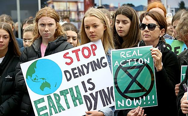 Jóvenes en una protesta para solicitar que se haga algo contra el cambio climático. 