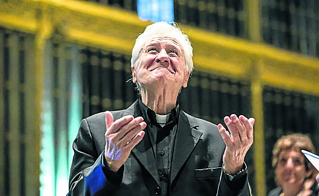El maestro Colino dirige desde 1970 al Coro Filarmónico Vaticano que ofrece un concierto en la Catedral Nueva.