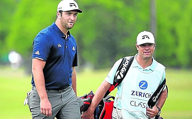Interruptus. Jon Rahm y su caddie Adam Hayes antes de que se suspendiera el juego por una brutal tormenta.