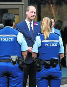 Imagen secundaria 2 - 1. El duque de Cambridge, sentado en la cama de la pequeña Alen Alsati, charla con ella y con su padre. | 2. El príncipe coloca una corona en honor de los caídos en Galípoli. | 3. Encuentro con los agentes que repelieron el ataque terrorista. 