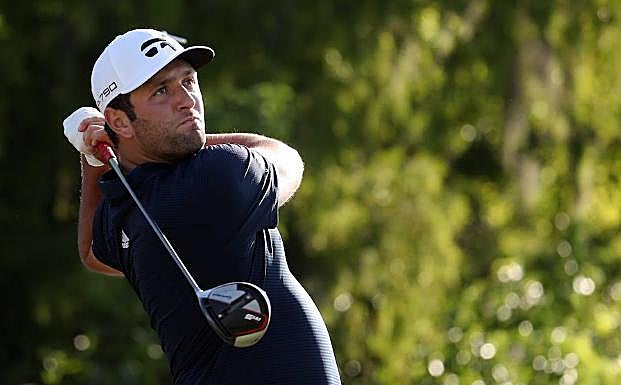 Jon Rahm cierra el swing tras salir con el driver en el hoyo 11 ayer en el TPC Louisiana. 